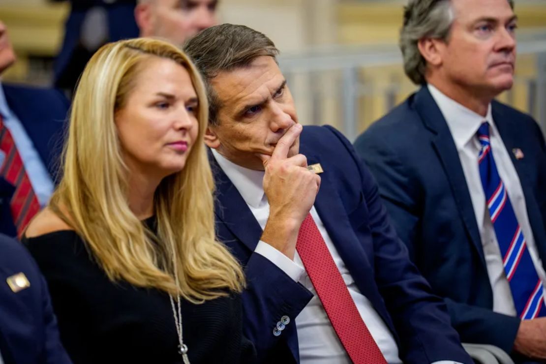 El fiscal general adjunto de EE.UU., Todd Blanche, observa antes de que el presidente Donald Trump suba al escenario para hablar en el Departamento de Justicia el 14 de marzo de 2025, en Washington.