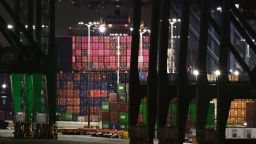 Contenedores de carga apilados en el Puerto de Los Ángeles el 14 de abril de 2025. Las importaciones que llegan al puerto más activo del país podrían experimentar una desaceleración para mayo, debido a la suspensión de los pedidos en respuesta a los aranceles del presidente Donald Trump a China y otros países.
