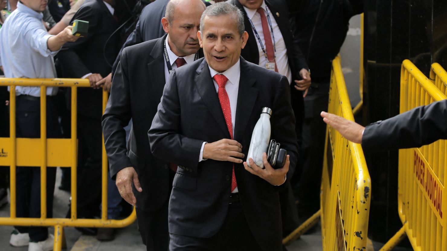 El expresidente de Perú (2011-2016), Ollanta Humala, llega a su audiencia previa a la sentencia en un tribunal de Lima el 15 de abril de 2025.
