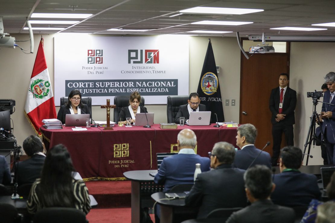 Ollanta Humala escucha a la jueza Nayko Coronado Salazar durante su audiencia previa a la sentencia en un tribunal de Lima el 15 de abril de 2025.