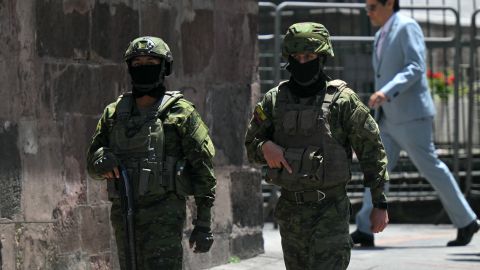 Soldados patrullan frente al Palacio Presidencial de Carondelet durante la ceremonia de cambio de guardia en Quito el 15 de abril de 2025.