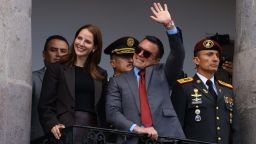 El presidente de Ecuador, Daniel Noboa (centro), del movimiento político Acción Democrática Nacional (ADN), y la primera dama, Lavinia Valbonesi (izquierda), saludan a la multitud durante la ceremonia de Cambio de Guardia en el Palacio Presidencial de Carondelet el 15 de abril de 2025 en Quito, Ecuador.