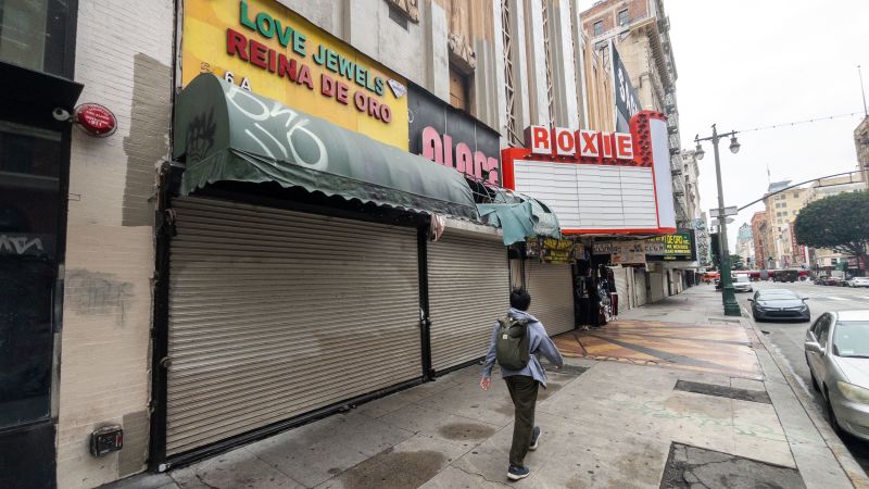 Взломките се пробиват през бетонна стена за да получат достъп