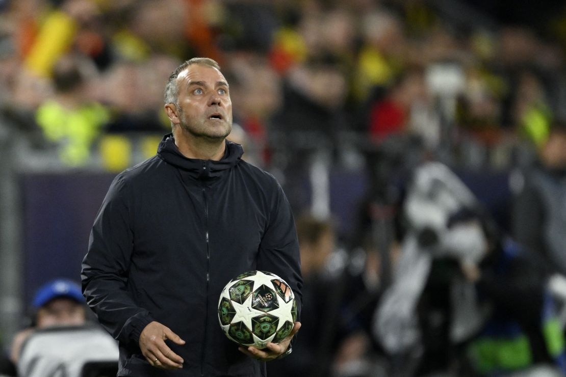El entrenador alemán del Barcelona, Hansi Flick, reacciona durante el partido de vuelta de los cuartos de final de la Champions League el 15 de abril de 2025.