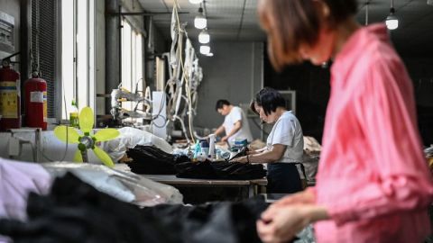 Los empleados producen prendas para la empresa china de comercio electrónico Temu en una fábrica de ropa en Guangzhou, en la provincia de Guangdong, al sur de China, el 16 de abril.
