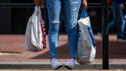 Una compradora lleva bolsas en San Francisco, California, el 15 de abril de 2025.