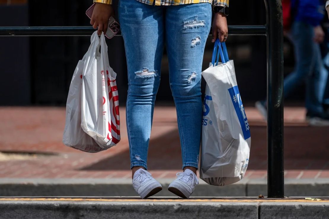 Una compradora lleva bolsas en San Francisco, California, el 15 de abril de 2025.