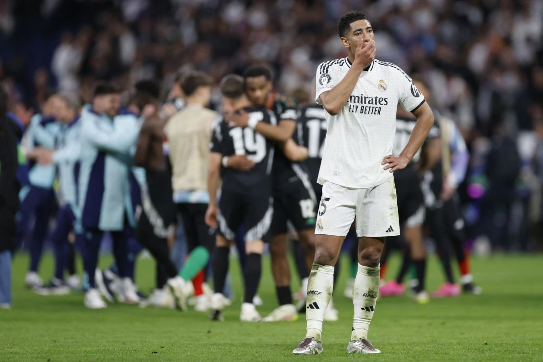 El centrocampista inglés del Real Madrid, Jude Bellingham, reacciona al final del partido de vuelta de los cuartos de final.