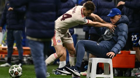El defensa croata del Bayern Múnich, Josip Stanisic, empuja a un recogepelotas durante el partido de vuelta de los cuartos de final de la UEFA Champions League.