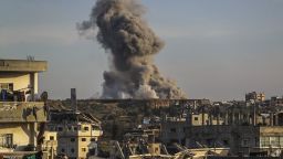 El humo se eleva tras los ataques israelíes en el barrio de Tuffah, en la ciudad de Gaza, el 17 de abril de 2025.