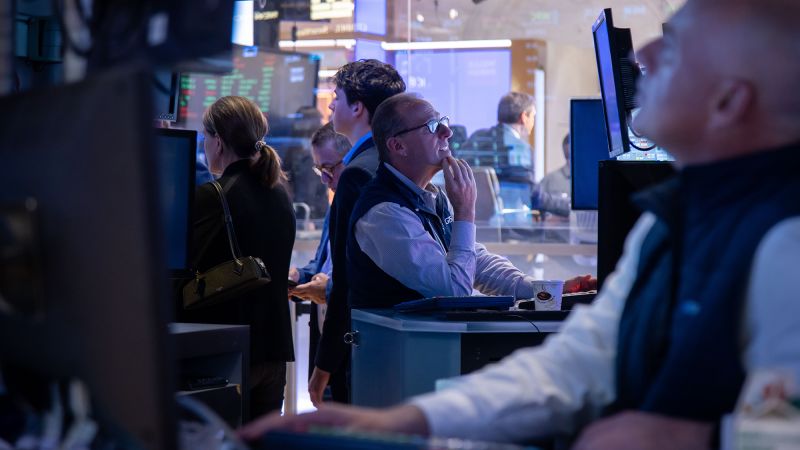 Dow падна 1000 точки и долар удря тригодишно минимум, докато Тръмп продължава да блъска стола на Фед Пауъл 