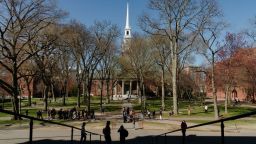 Personas cruzan el Harvard Yard de la Universidad de Harvard el 17 de abril de 2025 en Cambridge, Massachusetts.
