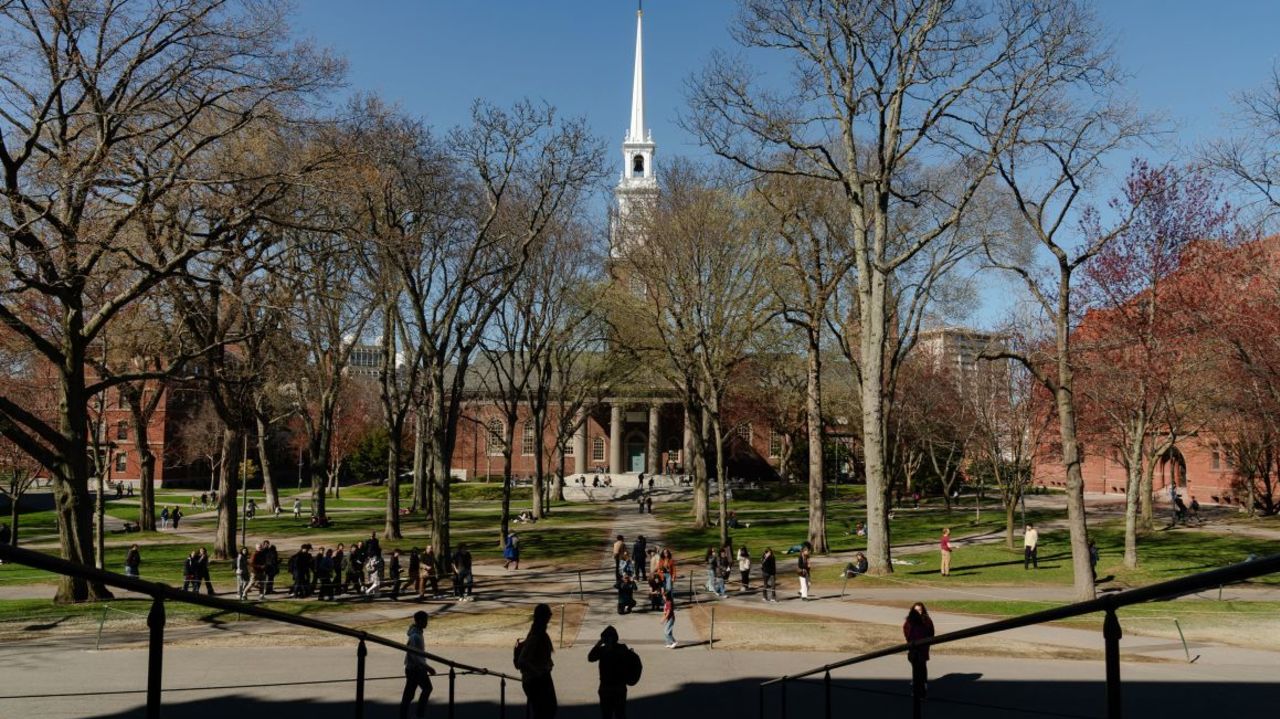Personas cruzan el Harvard Yard de la Universidad de Harvard el 17 de abril de 2025 en Cambridge, Massachusetts.