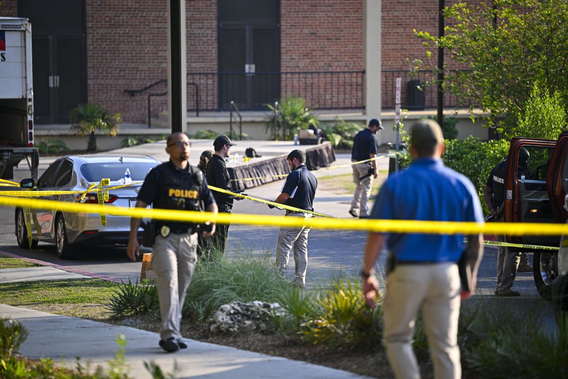 La Policía investiga la escena de un tiroteo cerca del centro estudiantil de la Universidad Estatal de Florida el 17 de abril de 2025 en Tallahassee, Florida.