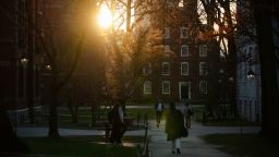 Estudiantes caminan por el campus de la Universidad de Harvard el 17 de abril en Cambridge, Massachusetts.