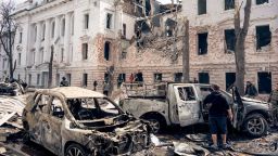 Coches de civiles yacen quemados en el lugar de un ataque de misiles balísticos rusos en el centro de la ciudad, que se cobró la vida de muchos civiles el 13 de abril de 2025 en Sumy, Ucrania.