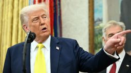 El presidente de EE.UU., Donald Trump en el Despacho Oval de la Casa Blanca en Washington, DC, el 18 de abril de 2025.