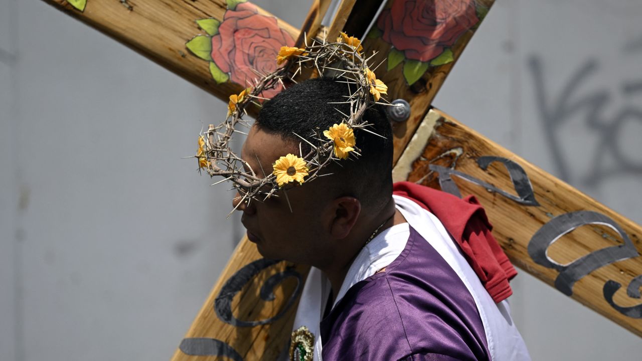 A 'penitent' takes part in the recreation of the ion of Christ at the Iztapalapa neighborhood, eastern Mexico City, on April 18, 2025 during the Good Friday procession. (Photo by Alfredo ESTRELLA / AFP) (Photo by ALFREDO ESTRELLA/AFP via Getty Images)          