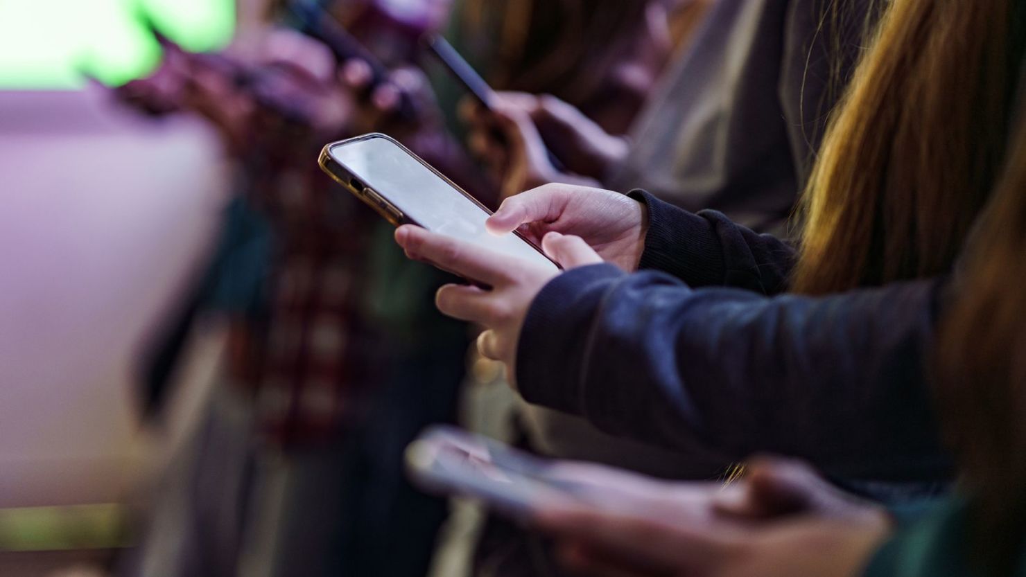 Meta anunció que eliminó miles de cuentas de redes sociales que dejaban comentarios sexualizados o solicitaban imágenes sexuales de menores.