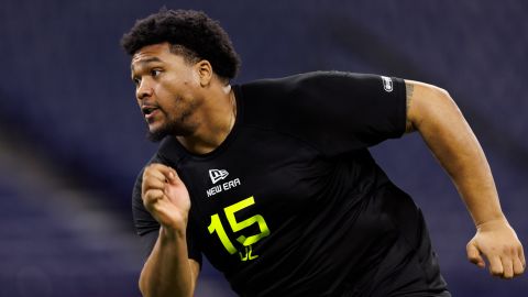 INDIANAPOLIS, INDIANA - FEBRUARY 27: Derrick Harmon #DL15 of Oregon participates in a drill at Lucas Oil Stadium on February 27, 2025 in Indianapolis, Indiana. (Photo by Brooke Sutton/Getty Images)