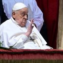 El papa Francisco saluda desde el balcón principal de la basílica de San Pedro para el mensaje Urbi et Orbi y la bendición a la ciudad y al mundo, en el marco de las celebraciones de la Pascua, en la plaza de San Pedro del Vaticano el 20 de abril de 2025. (Foto de Tiziana FABI / AFP) (Foto de TIZIANA FABI/AFP vía Getty Images) 