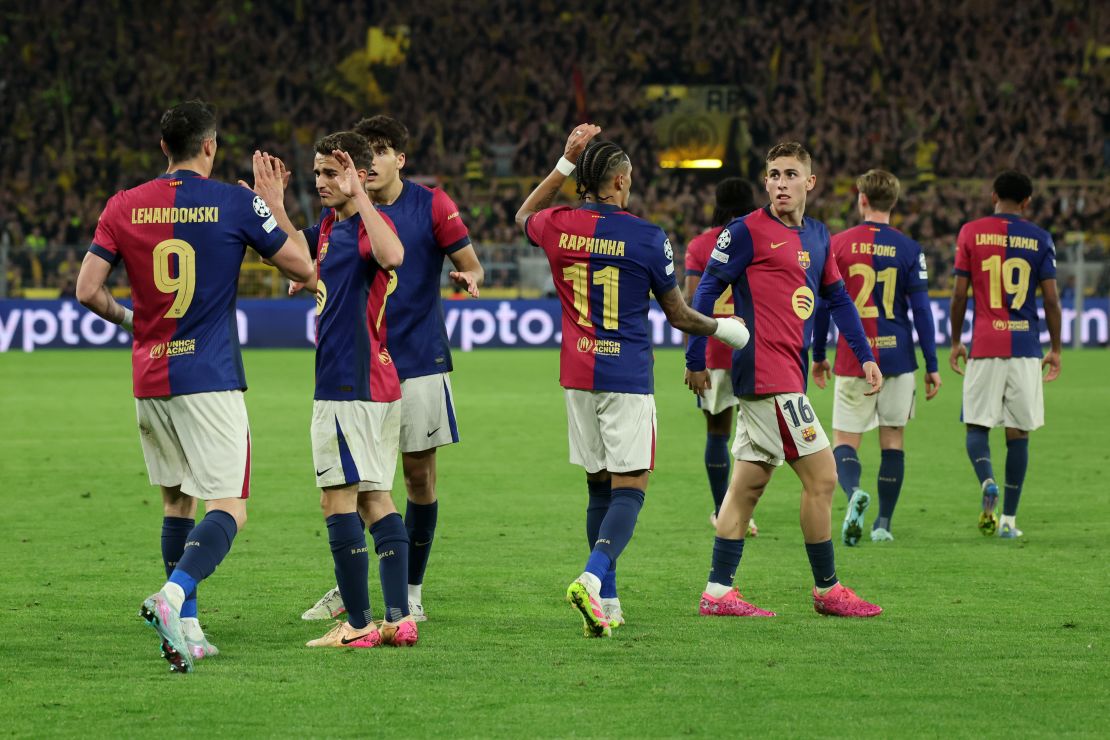 Fermín López, del FC Barcelona, celebra con sus compañeros el autogol de Ramy Bensebaini, del Borussia Dortmund.