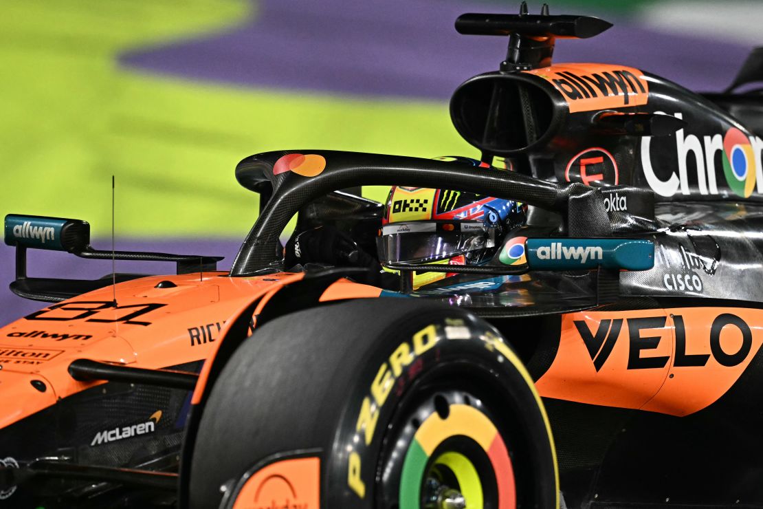 El piloto australiano de McLaren, Oscar Piastri, conduce durante el Gran Premio de Fórmula 1 de Arabia Saudita de 2025 en el Circuito Corniche de Yeddah el 20 de abril de 2025.