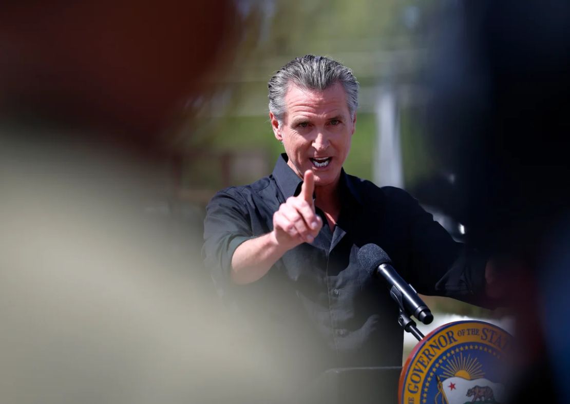 El gobernador de California, Gavin Newsom, habla durante una conferencia de prensa el 16 de abril de 2025.