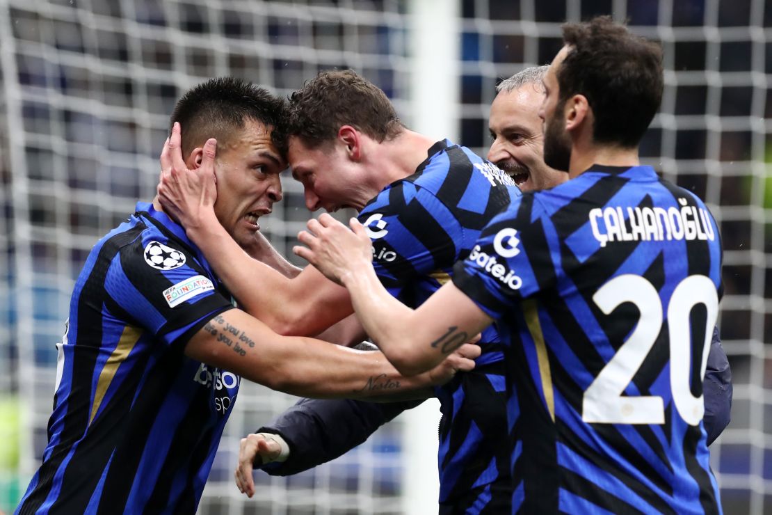 Lautaro Martínez, del FC Internazionale, celebra con su compañero Benjamin Pavard durante el partido de vuelta de cuartos de final contra el Bayern Múnich.