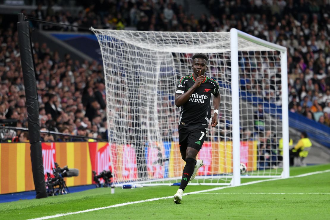 Bukayo Saka, del Arsenal, celebra el primer gol de su equipo durante el partido de vuelta de cuartos de final de la UEFA Champions League.