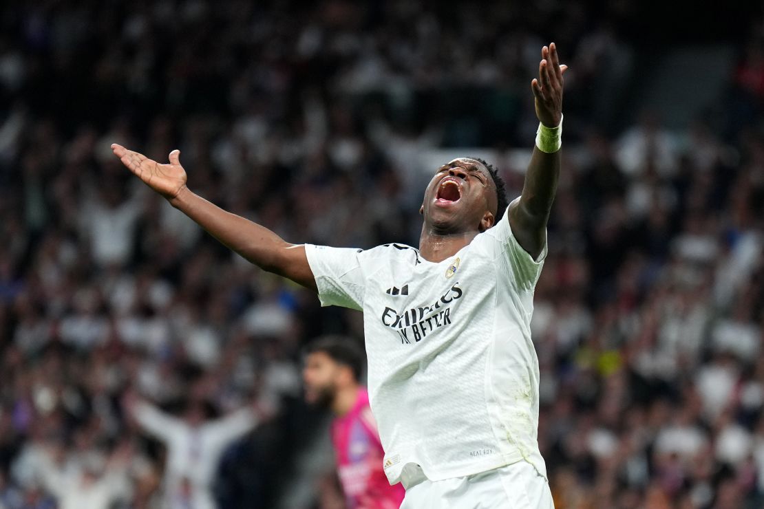 Vinicius Junior del Real Madrid reacciona durante el partido.