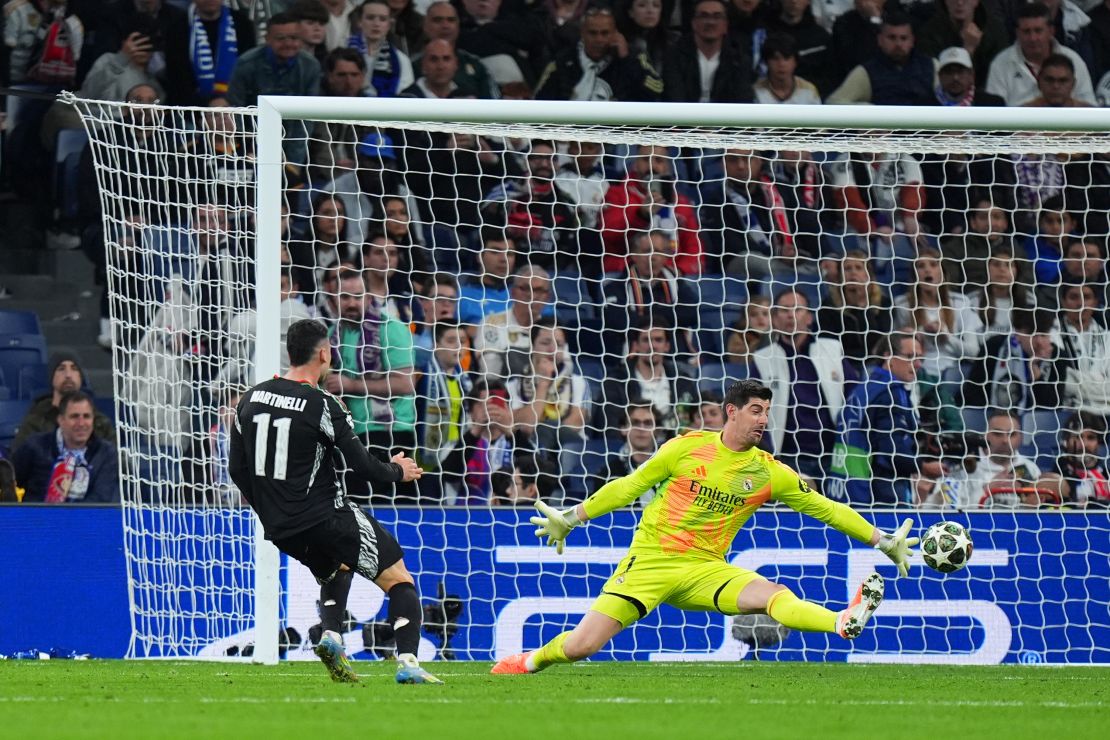 Gabriel Martinelli del Arsenal marca el segundo gol de su equipo ante Thibaut Courtois del Real Madrid.