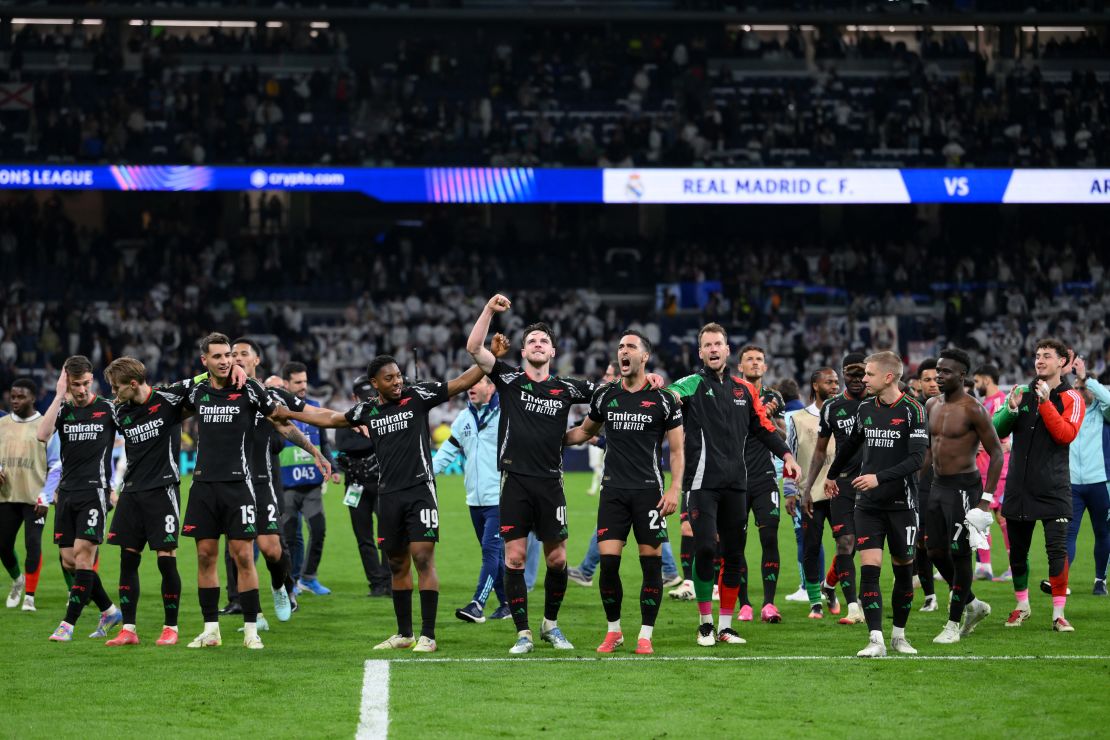 Los jugadores del Arsenal celebran la victoria tras el partido de vuelta de cuartos de final de la UEFA Champions League.