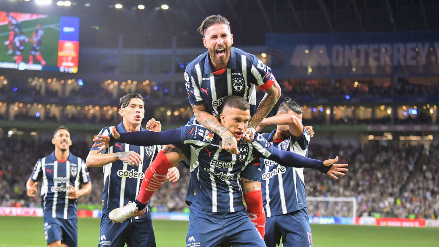Nelson Deossa festeja junto a Sergio Ramos su gol anotado frente al América en partido correspondiente a la Liga MX en el Estadio BBVA.