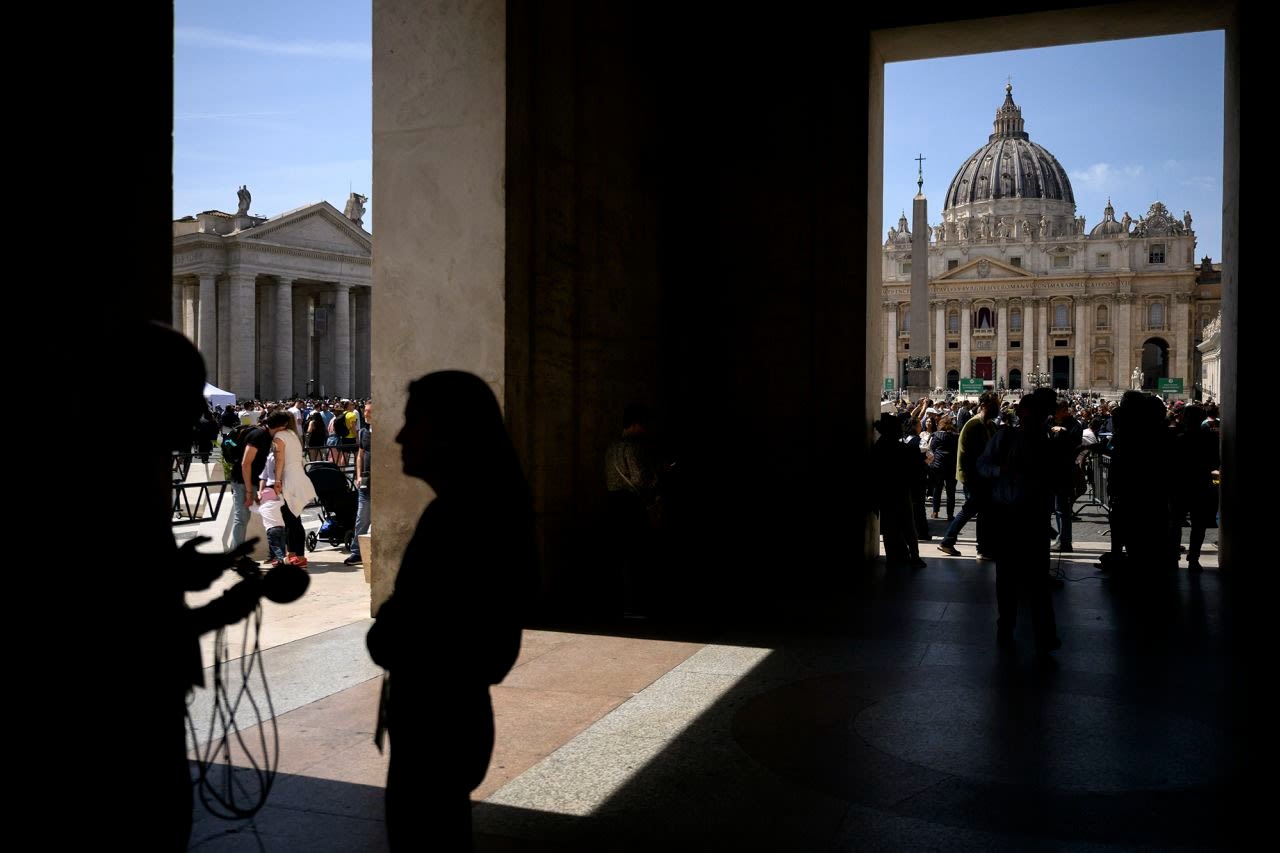 Periodistas y medios de comunicación se reúnen en la Plaza de San Pedro tras la muerte del papa Francisco, en la Ciudad del Vaticano.