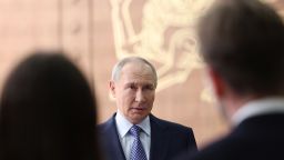 En esta fotografía de grupo distribuida por la agencia estatal rusa Sputnik, el presidente de Rusia, Vladimir Putin, habla con periodistas en Moscú el 21 de abril de 2025.