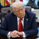 El presidente de Estados Unidos, Donald Trump, habla con la prensa tras firmar una proclamación en la Oficina Oval de la Casa Blanca el 17 de abril de 2025 en Washington, D. C. La proclamación amplía los derechos de pesca en las islas del Pacífico a una superficie que, según describió, triplica el tamaño de California.