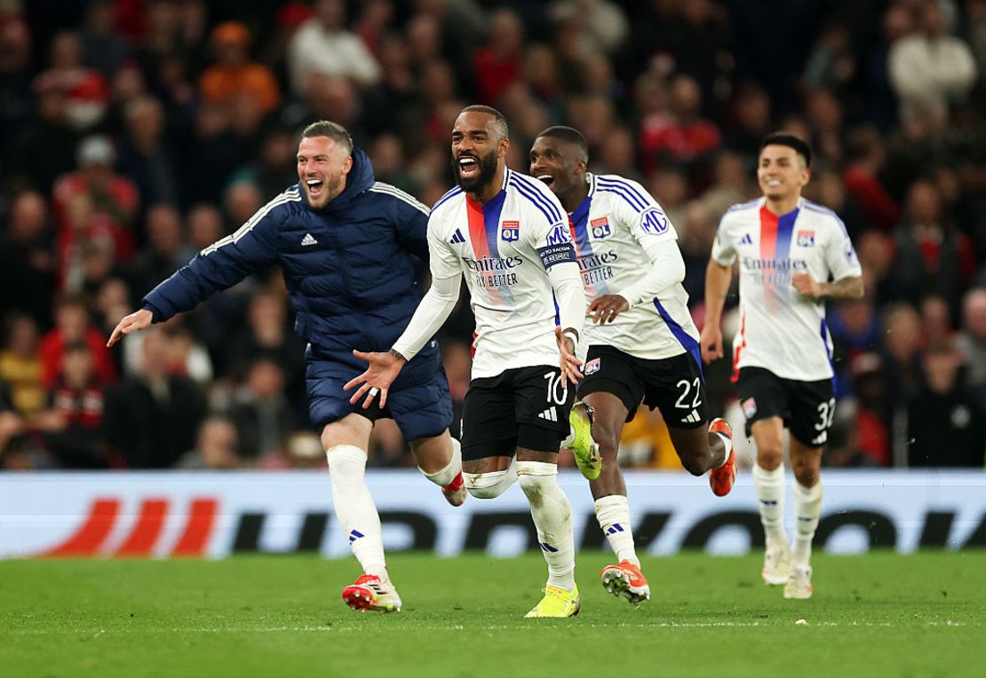 Alexandre Lacazette del Lyon celebra el cuarto gol de su equipo durante el partido de vuelta de cuartos de final de la UEFA Europa League.