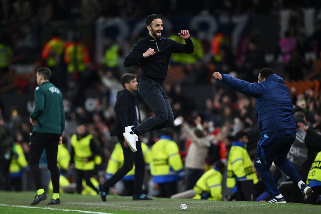 Ruben Amorim, entrenador del Manchester United, celebra durante el partido de vuelta de cuartos de final de la UEFA Europa League 2024/25 entre el Manchester United y el Olympique Lyonnais en Old Trafford el 17 de abril de 2025 en Mánchester, Inglaterra.