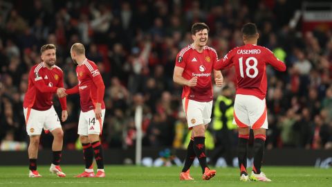 Harry Maguire y Casemiro, del Manchester United, celebran la victoria tras el partido,