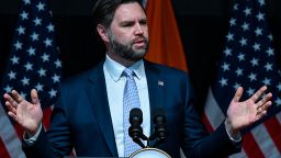 El vicepresidente estadounidense, J. D. Vance, se dirige a una reunión en el Centro Internacional de Rajastán en Jaipur el 22 de abril de 2025. Vance se reunió con el primer ministro indio, Narendra Modi, tras una recibimiento con alfombra roja en Nueva Delhi el 21 de abril, mientras India busca un acuerdo comercial rápido para evitar aranceles exorbitantes. (Foto de Kenny Holston / POOL / AFP) (Foto de KENNY HOLSTON/POOL/AFP vía Getty Images)