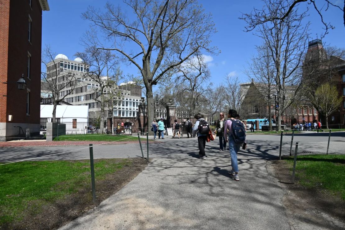 Estudiantes caminan por el campus de la Universidad de Harvard el 22 de abril.