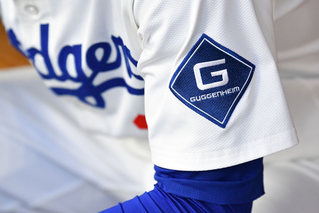 Patch de Jersey Guggenheim del jugador de los Dodgers. Actualmente, el equipo es propiedad de Guggenheim Sports Management.