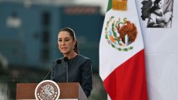 La presidenta de México, Claudia Sheinbaum, habla durante la ceremonia de inauguración de la Feria Aeroespacial México 2025 en la Base Aérea de Santa Lucía, cerca de Ciudad de México, el 22 de abril de 2025.