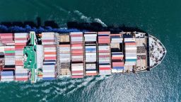 Un barco de carga que transporta contenedores de comercio exterior sale del Puerto de Qingdao del Grupo Portuario de Shandong en la ciudad de Qingdao, provincia de Shandong, China, el 23 de abril.