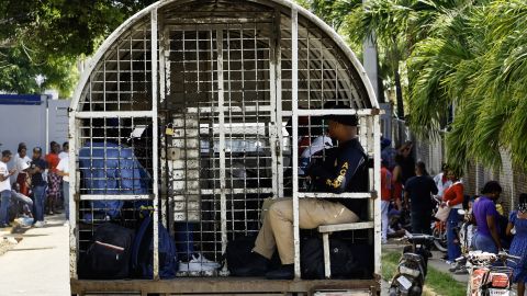 Hombres haitianos dentro de una patrulla de inmigración son fotografiados frente a un hospital en Santo Domingo el 21 de abril de 2025.