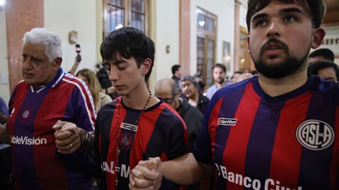 Fans of the San Lorenzo de Almagro football club attend a mass in memory of the late Pope Francis at the Oratorio San Antonio, place of foundation of the club, in Buenos Aires, on April 23, 2025. The late Pope Francis, Jorge Bergoglio, was a fan and member No. 88235 of Argentina's San Lorenzo football club. (Photo by Emiliano Lasalvia / AFP) (Photo by EMILIANO LASALVIA/AFP via Getty Images)