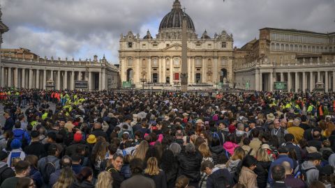 VATICAN CITY, VATICAN - APRIL 25: Faithful  a long line outside St Peter's Square to view the body of Pope Francis laying in state inside St Peter's Basilica, on April 25, 2025 in Vatican City, Vatican. Pope Francis, who died on April 21 aged 88, is lying in state for a final day ahead of tomorrow's funeral in St. Peter's Square. (Photo by Antonio Masiello/Getty Images)