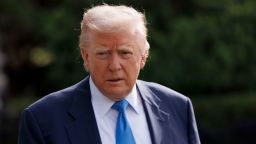El presidente Donald Trump camina por el césped sur de la Casa Blanca antes de abordar el Marine One en Washington el viernes.