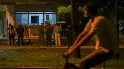 Agentes de policía inspeccionan los daños que dejó una explosión junto a un puesto de policía en Cali, Colombia, el 25 de abril de 2025.